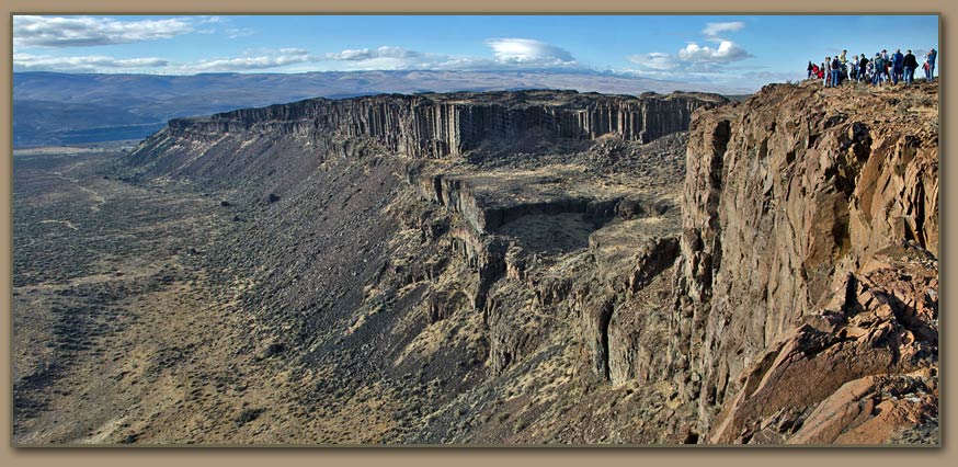 Nick Zentner leads field trip on Frenchman Coulee - Echo Basin rim.